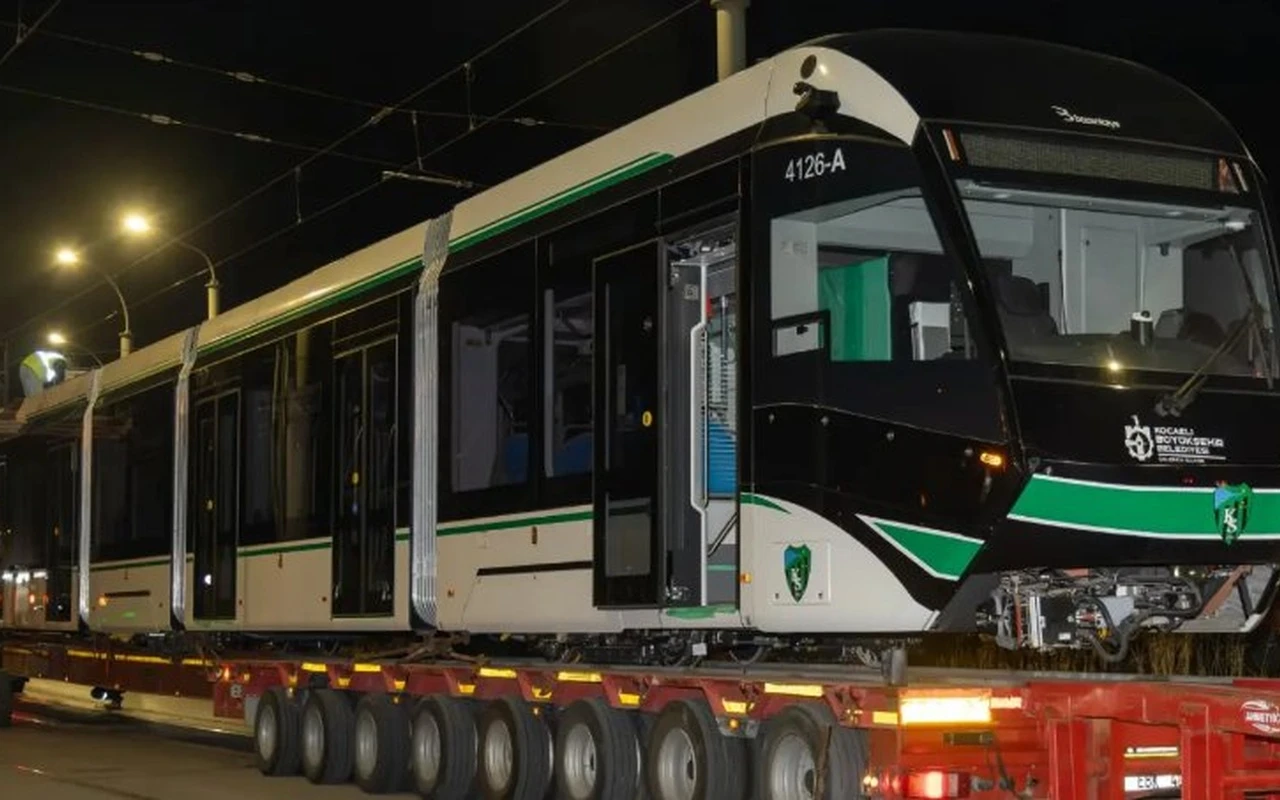 Kocaeli Büyükşehir 8 yeni tramvay hizmete aldı