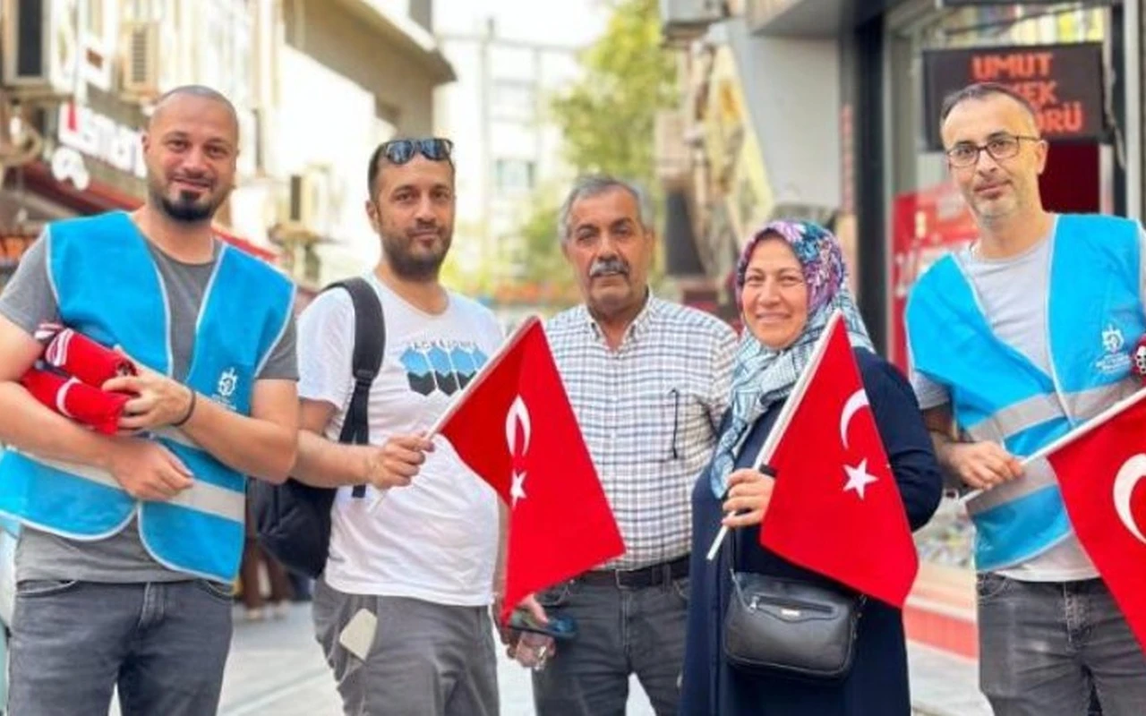 Kocaeli’de binlerce bayrak dağıtıldı