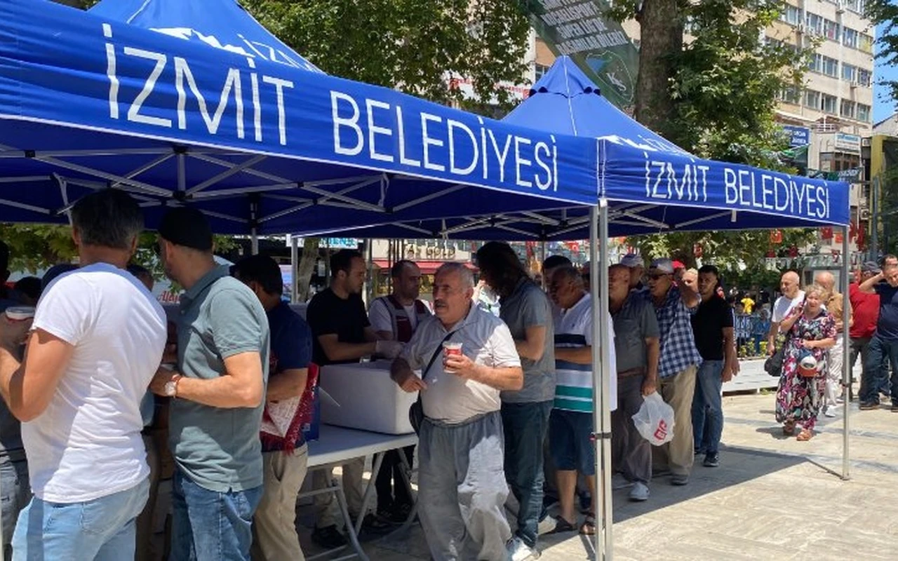 İzmit Belediyesi aşure ikramı yaptı