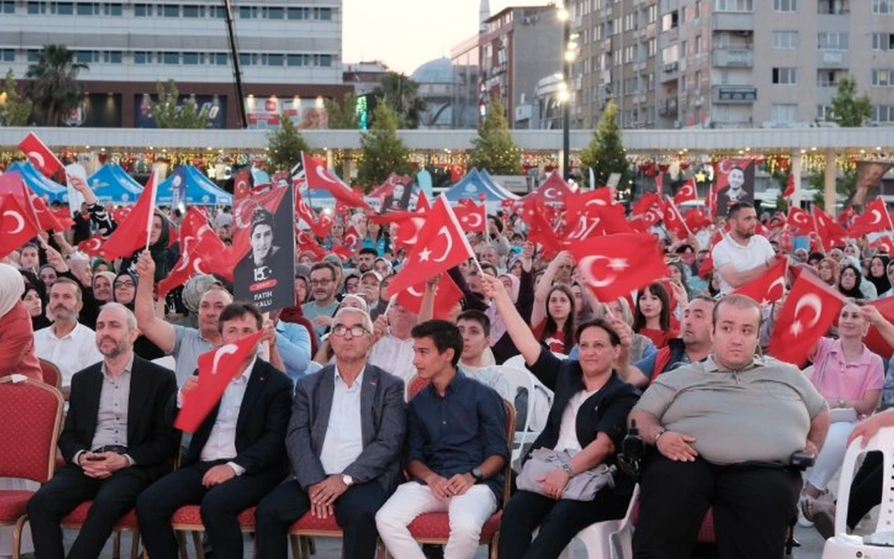 Kocaeli 15 Temmuz şehitleri için bayrak dağıttı
