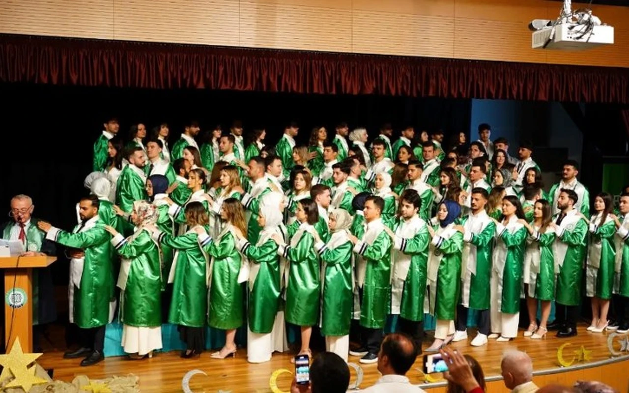 Kocaeli Sağlık ve Teknoloji Üniversitesi mezunlarını verdi