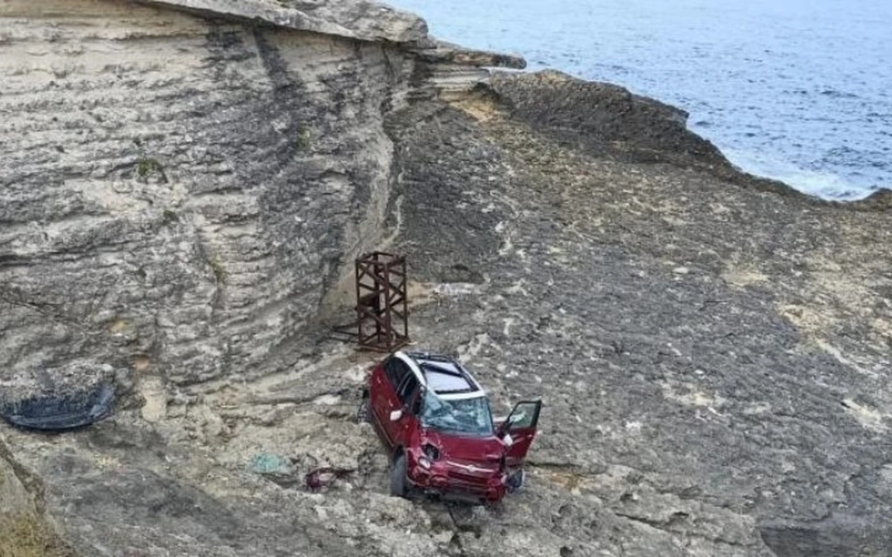 Kandıra’da otomobil Pembe Kayalar’dan uçtu