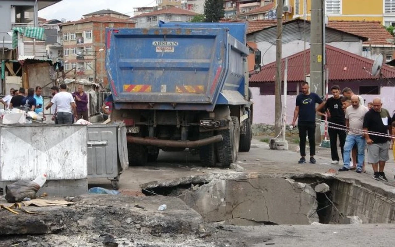 Kocaeli'de hafriyat kamyonu çukura düştü