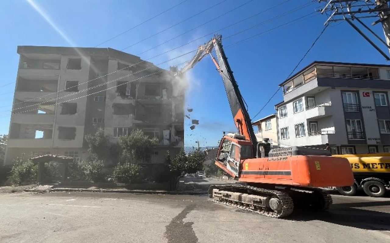 Derince’de ağır hasarlı bina yıkıldı