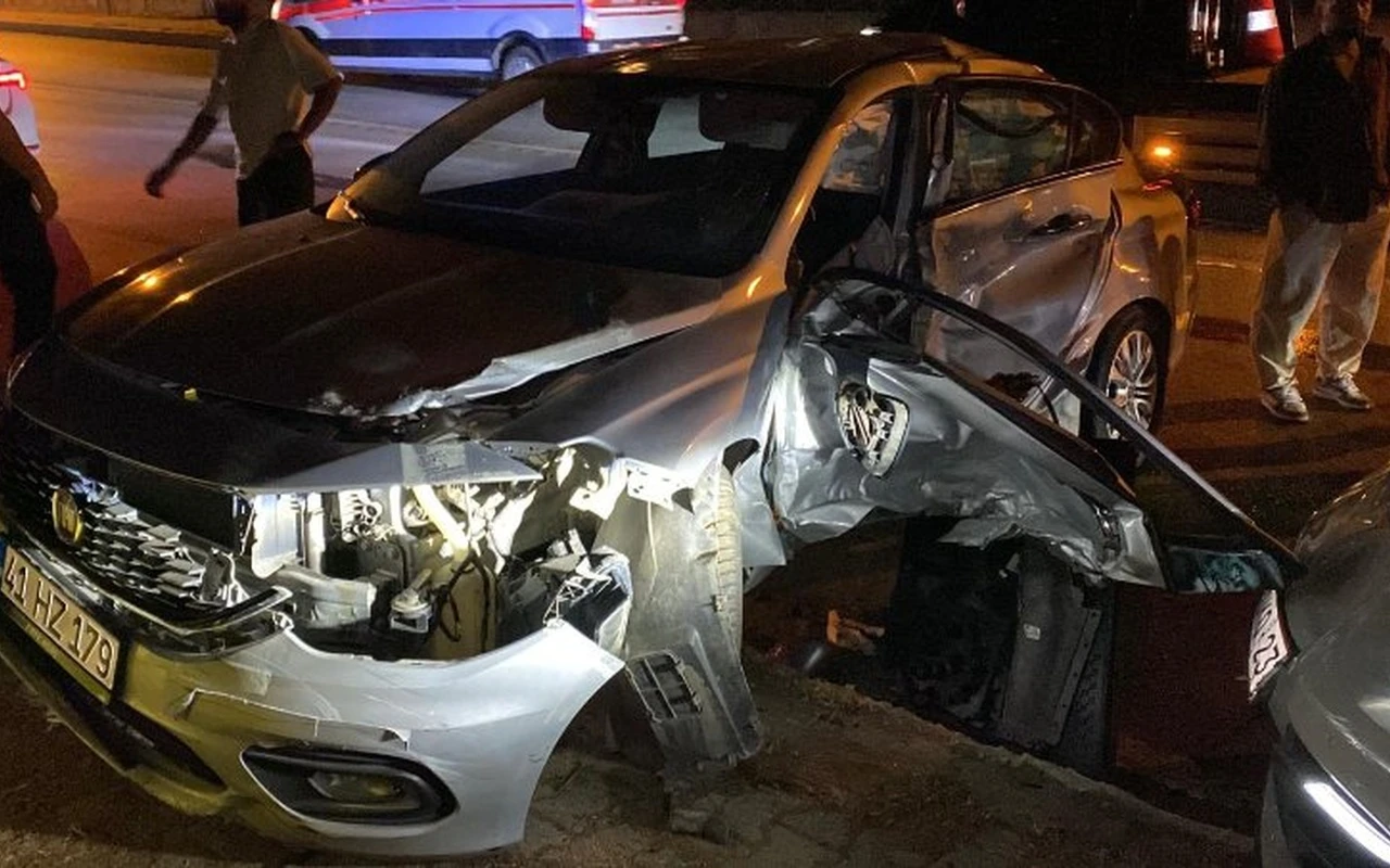 Kocaeli'de 2 otomobil çarpıştı: 4 yaralı
