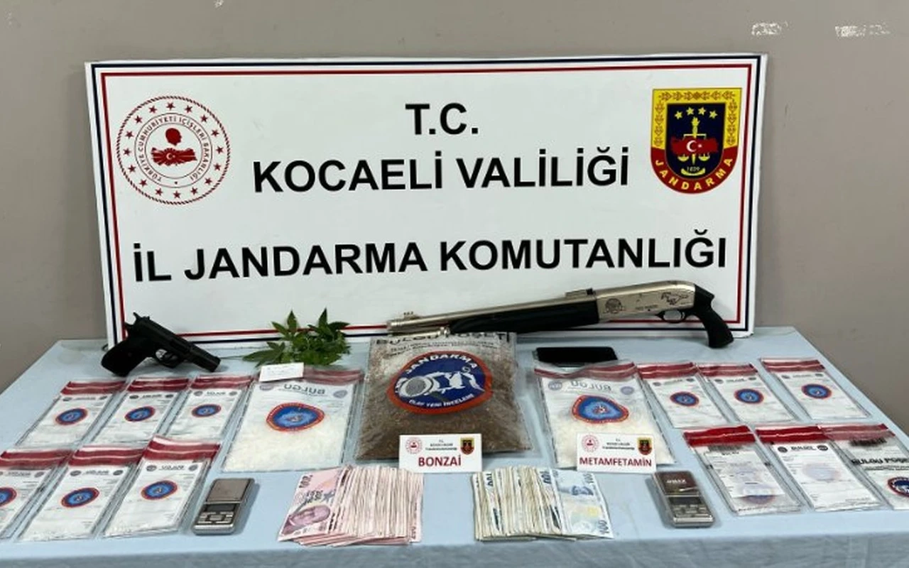 "Kocaeli'de uyuşturucu satıcısı jandarmaya yakalandı"