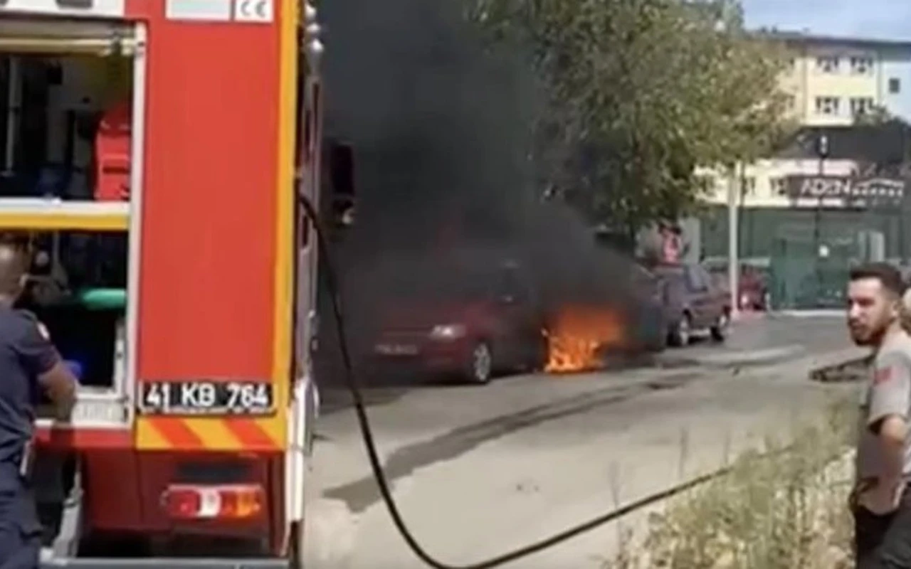 Gebze’de park halindeki iki araç yandı