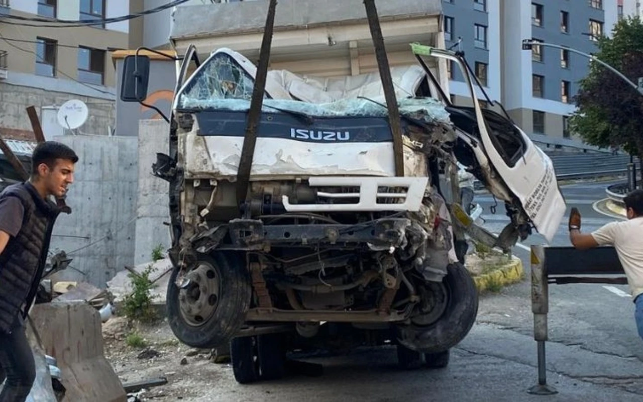 İzmit’te kamyonet bariyerlere çarptı