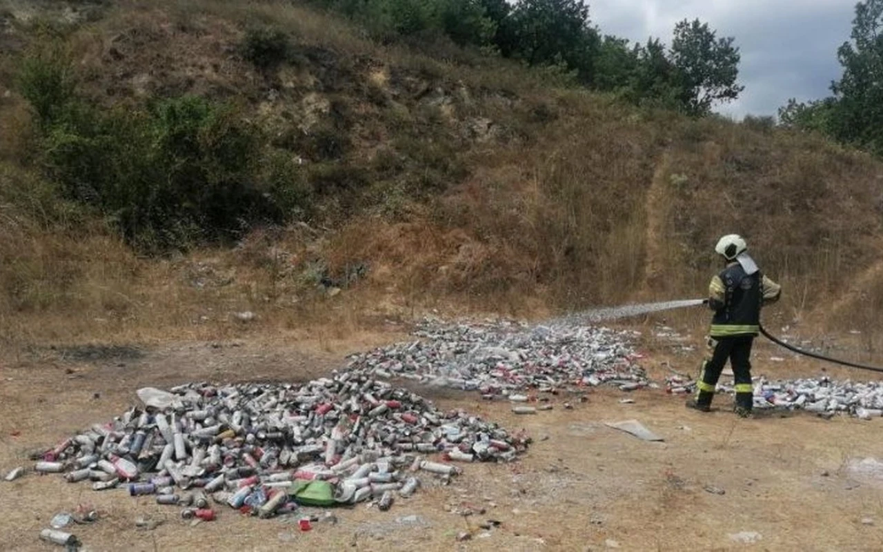 İzmit ormanına bırakılan spreyler temizlendi