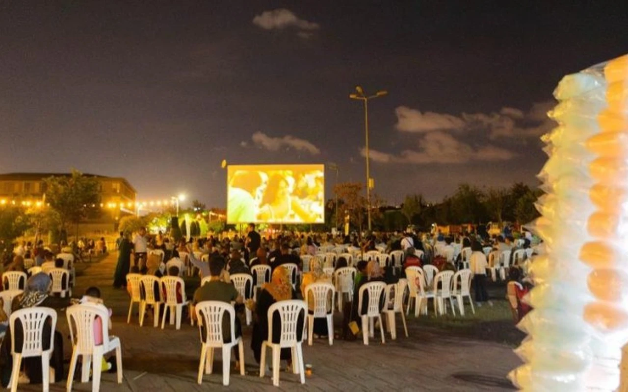 Kartepe'de aileler yaz akşamı film izledi