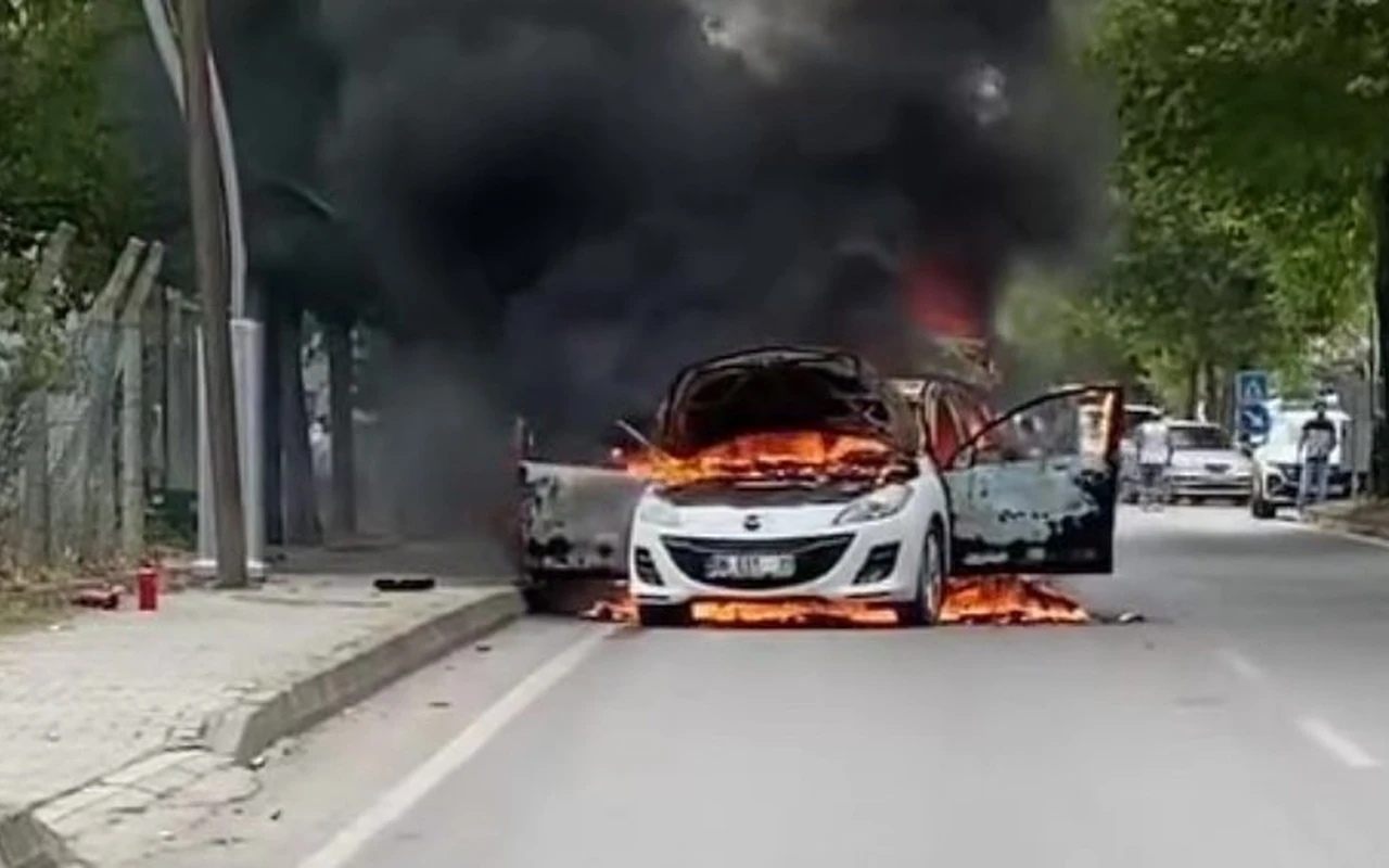 Derince’de otomobil yanarak hurdaya döndü