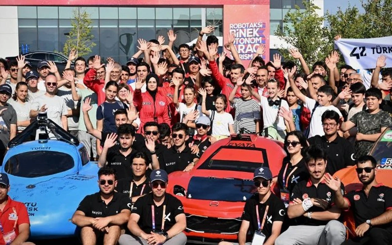 Bakan Kacır TEKNOFEST’e 7’den 77’ye davet etti