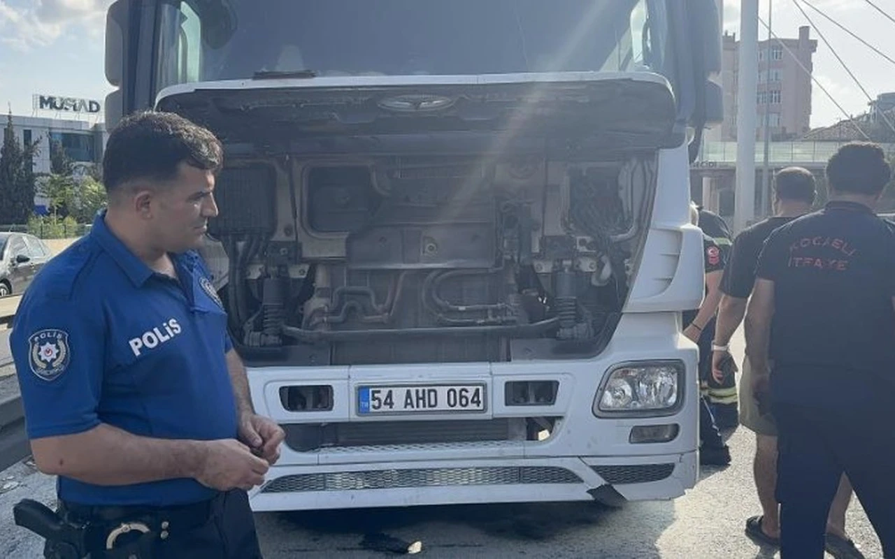 Kocaeli Gebze’de seyir halindeki tırda yangın çıktı