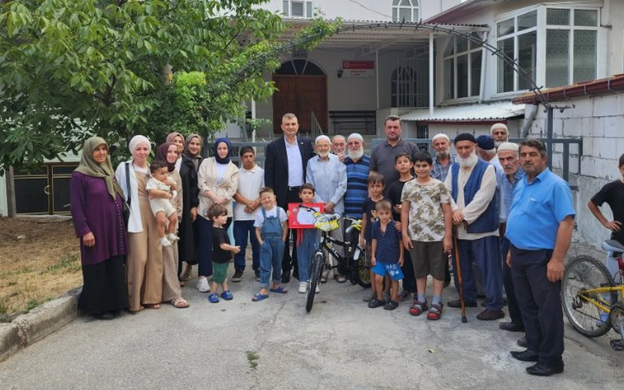 Belediye başkanı minik hayırseveri ödüllendirdi