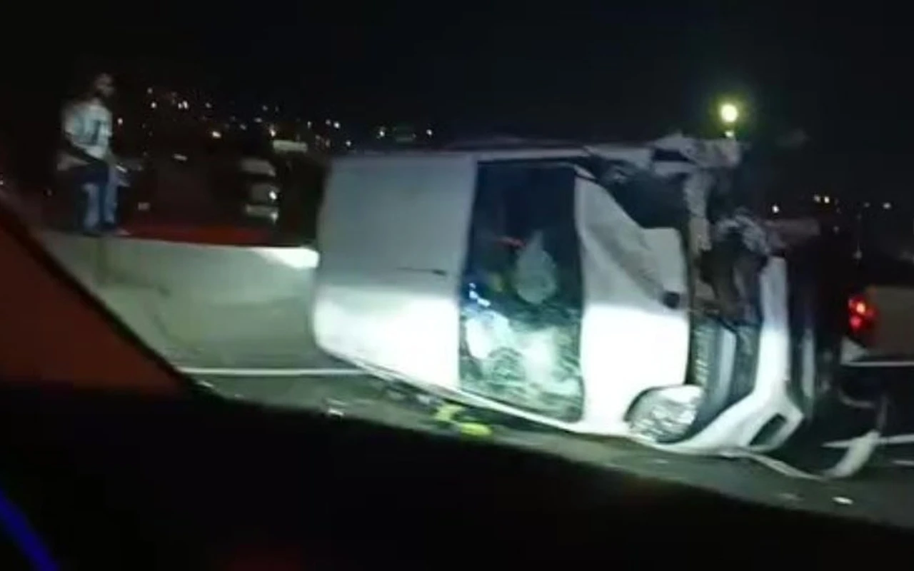 Kocaeli’de otomobile çarpan araç devrildi