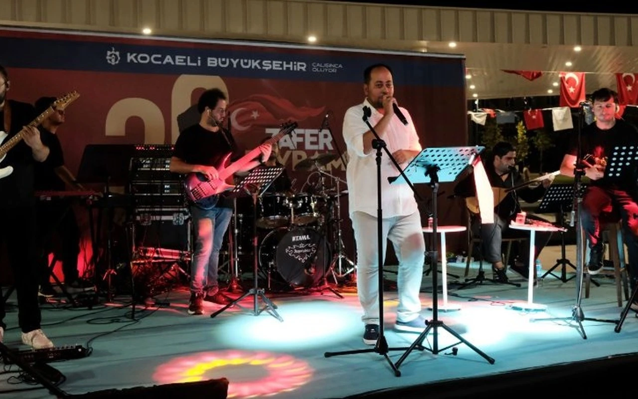 Zafer meşalesi Milli İrade Meydanı’nda yandı