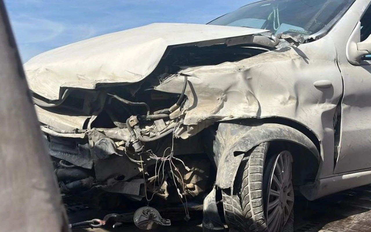Gebze’de otomobil bariyerlere çarptı