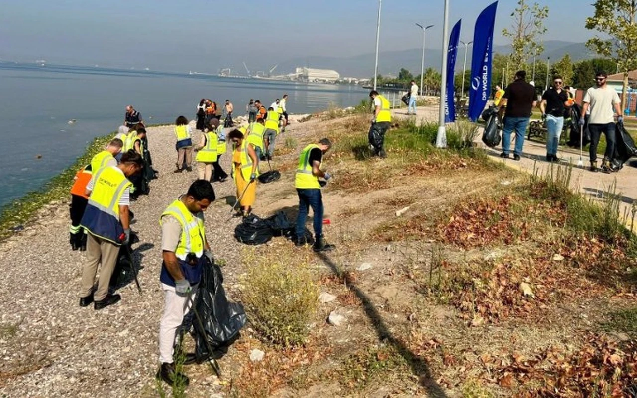 Körfez belediyesi sahilde 70 kilo atık topladı