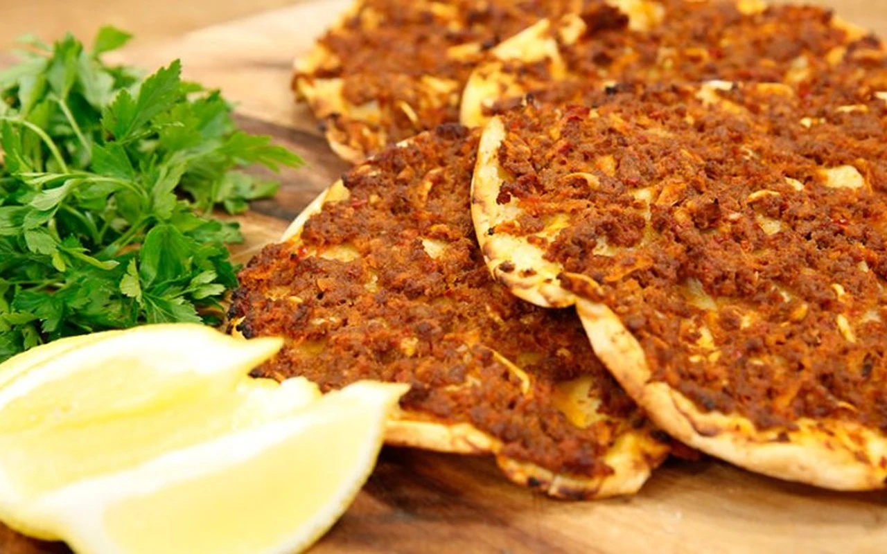 Kocaeli'de lahmacun harcında kanatlı eti çıktı
