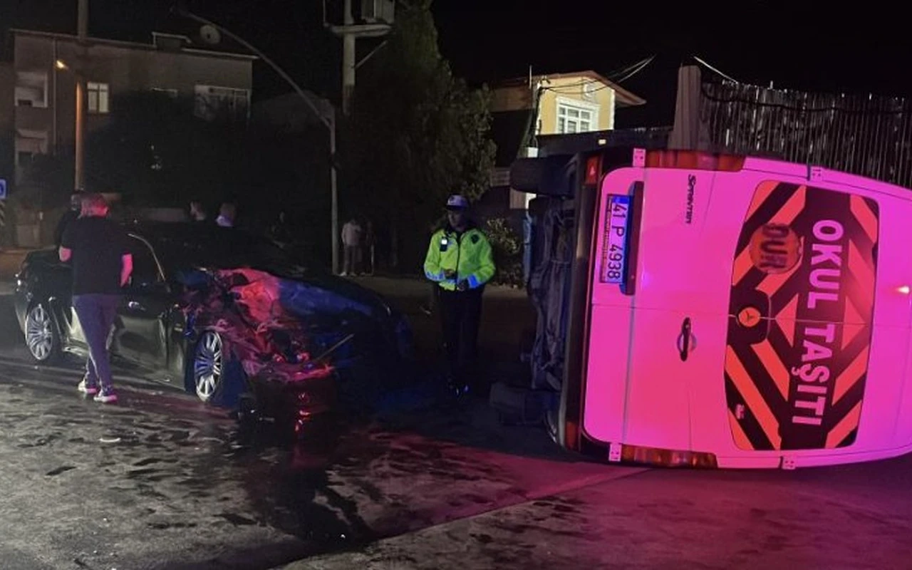 Kocaeli’de servis minibüsü devrildi sürücü yaralandı