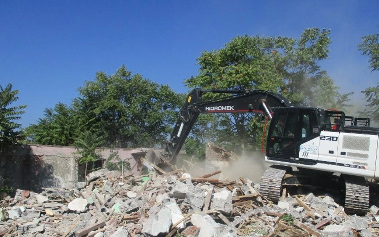 İzmit belediyesi metruk binaları yıktı
