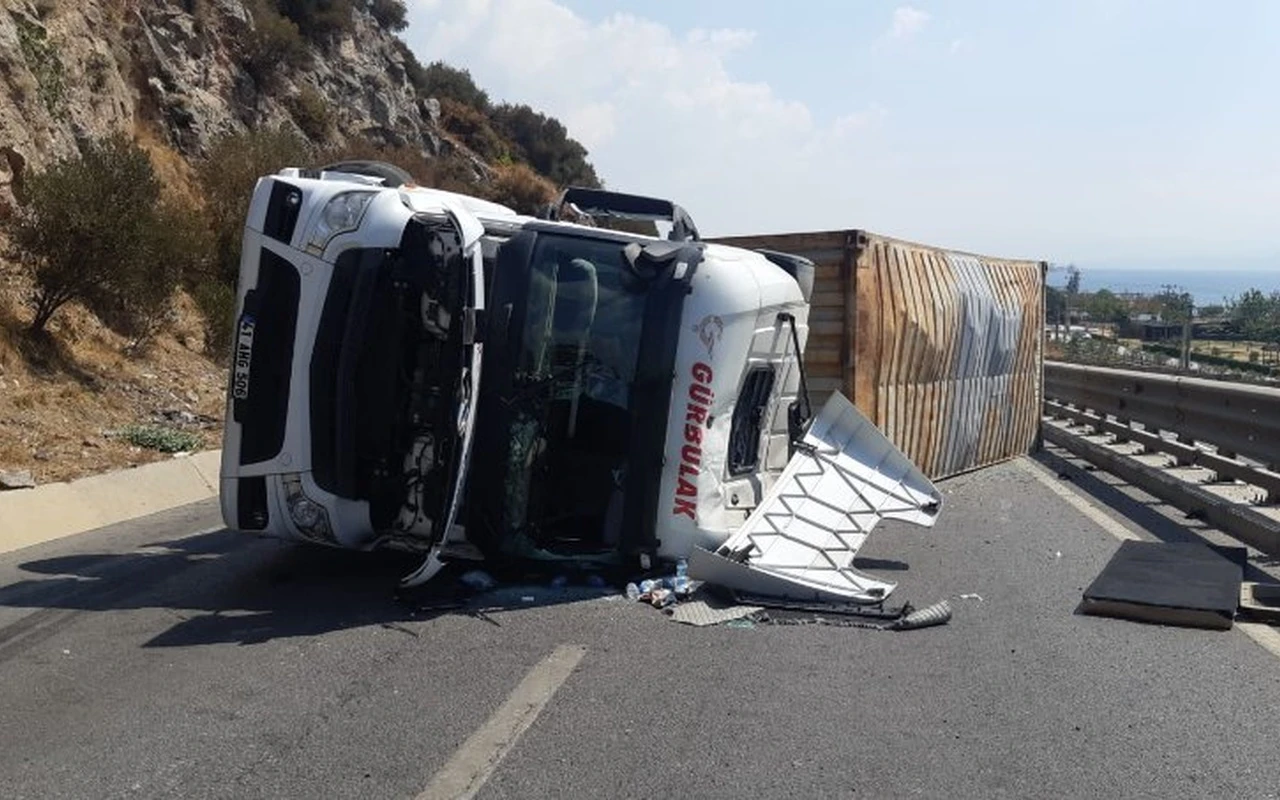 Yağ yüklü TIR devrildi trafik kapandı