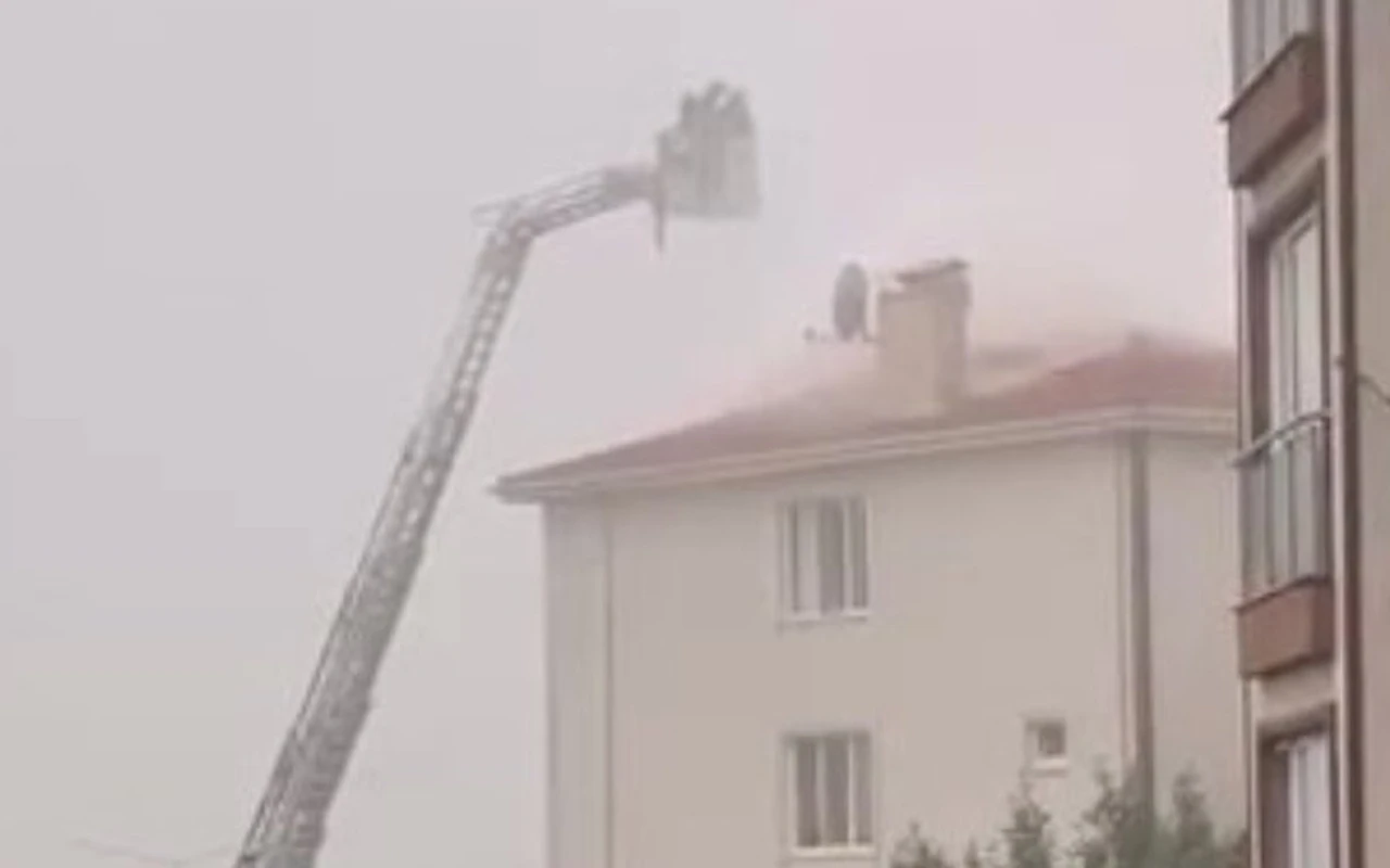 Kocaeli'de sağanak ev çatısını vurdu