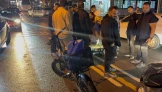 Darıca'da otomobil elektrikli bisiklete çarptı