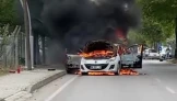 Derince’de otomobil yanarak hurdaya döndü
