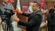 İzmit Belediyesi'nde kameraları bantlayan MHP'li üye gerginliğe neden oldu! İmamoğlu'na gönderme