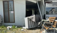 Gündoğdu'da otomobil camiye girdi: Sürücü yaralı, hasar büyük
