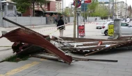 Van’da etkili olan fırtına: Çatıları uçurdu, ağaçları devirdi