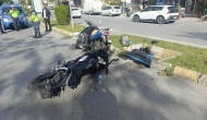Antalya Manavgat'ta motosiklet kazası: Yaya geçidinde dönmeye çalışırken kaza yaptı