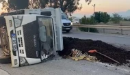 Manavgat'ta lastiği patlayan kamyonet devrildi: 3 yaralı