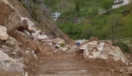 Giresun'daki heyelan sonrası yol tek şeritten trafiğe açıldı: Sürücülere her halükarda dikkat uyarısı yapıldı