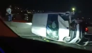 Kocaeli’de otomobile çarpan araç devrildi