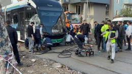 İzmit'te çöp kamyonu tramvaya çarptı
