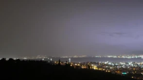 Kocaeli'de şimşekler geceyi aydınlattı