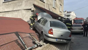 Otomobil evin çatısına çıktı