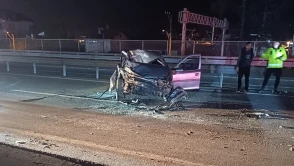 Kocaeli D100de otomobil bariyerlere çarptı