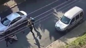 Eski eşini sokakta 15 yerinden bıçakladı