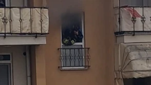 İtfaiye eri mahsur kalan vatandaşı maskesiyle kurtardı
