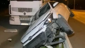 Kartepe’de otomobil tıra çarptı