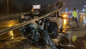 Kocaeli’de ters yöne giren araç bariyerlere çarptı