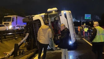 Kocaeli’de granül yüklü tır devrildi