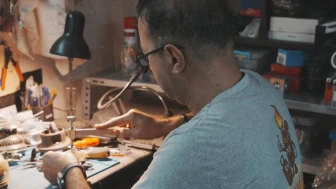 Ender Samsa 10 metrekarelik atölyesinde metal işliyor