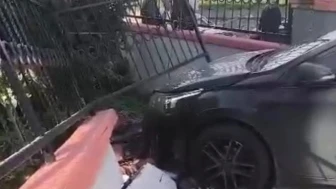 Dilovası'nda araç bahçe duvarına çarptı