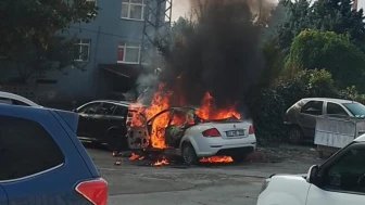 Kocaeli’de yakıt alan araç alev aldı