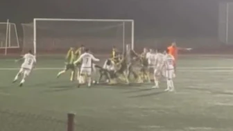 Kocaeli’de futbolcular saha içinde kavga etti