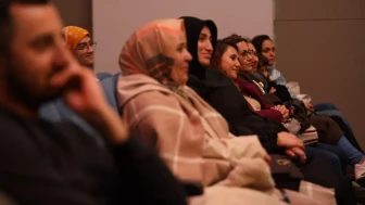 Körfezde Kırık Ayna oyunu ayakta alkışlandı